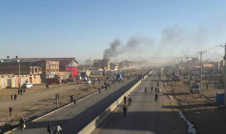 La imagen puede contener: una o varias personas, cielo y exterior