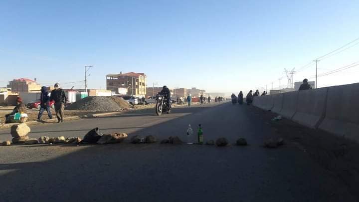 La imagen puede contener: una o varias personas, personas de pie, cielo y exterior