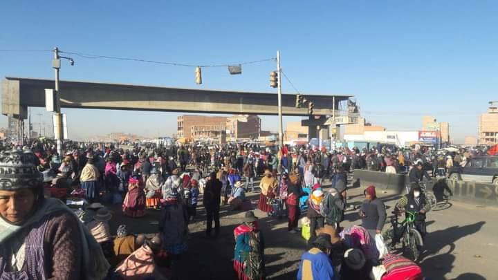 La imagen puede contener: 1 persona, multitud y exterior