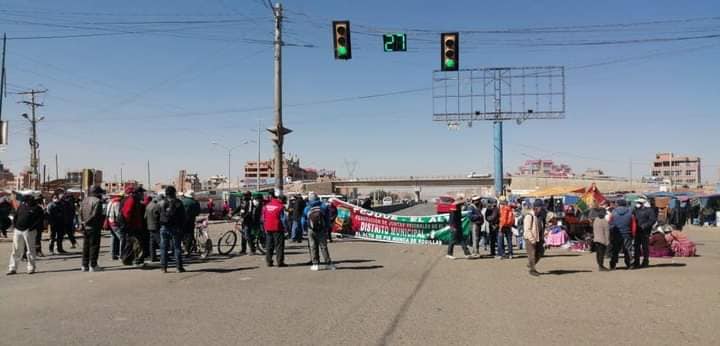 La imagen puede contener: una o varias personas, personas caminando, cielo y exterior