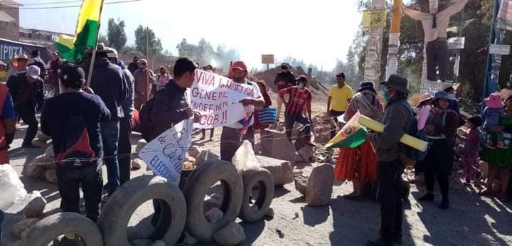 La imagen puede contener: una o varias personas, personas en el escenario, personas de pie y exterior