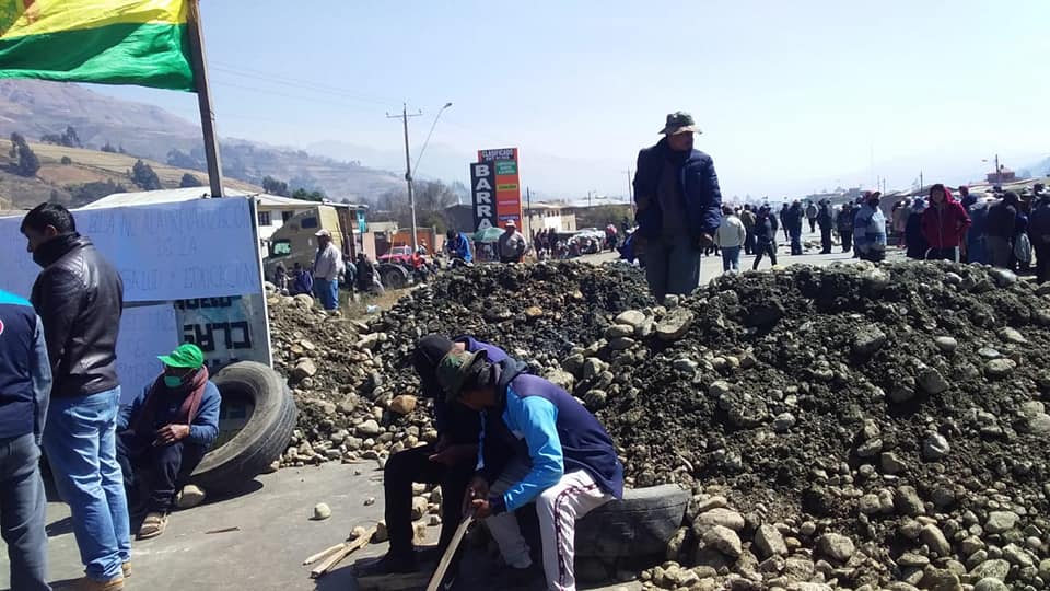 La imagen puede contener: una o varias personas, personas de pie, cielo, exterior y naturaleza