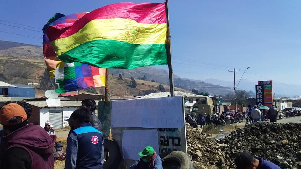 La imagen puede contener: una o varias personas, personas de pie, cielo, multitud y exterior