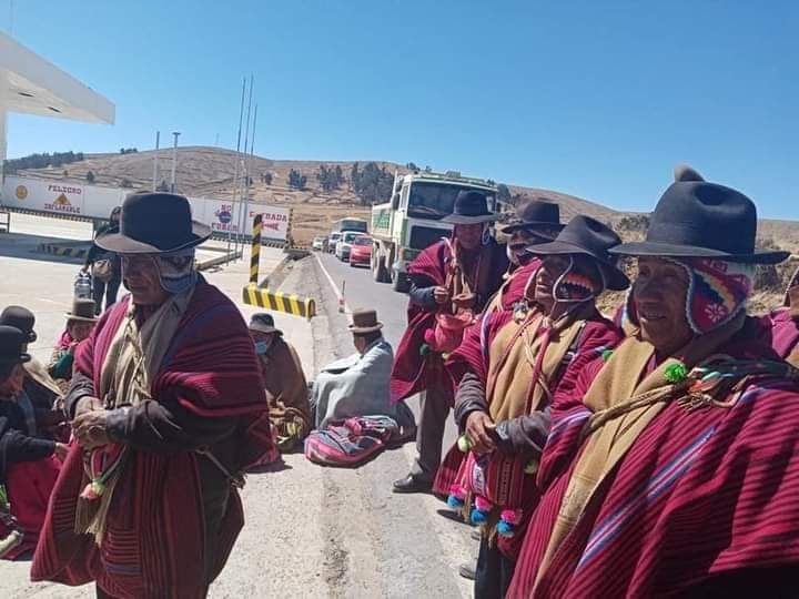 La imagen puede contener: una o varias personas, personas de pie y exterior