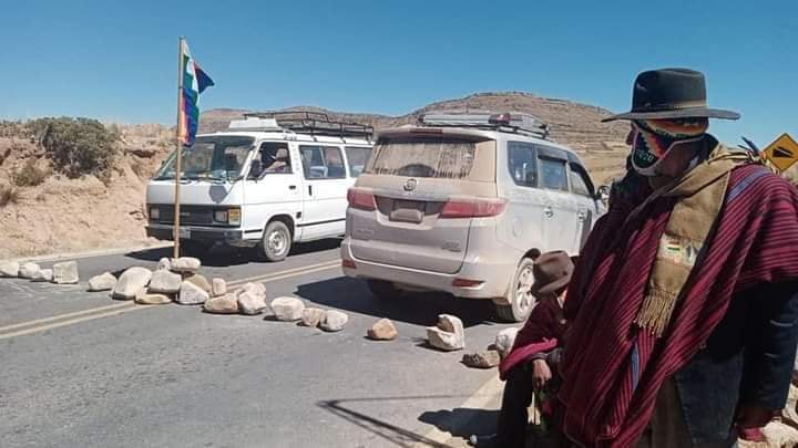 La imagen puede contener: una o varias personas, personas de pie y exterior