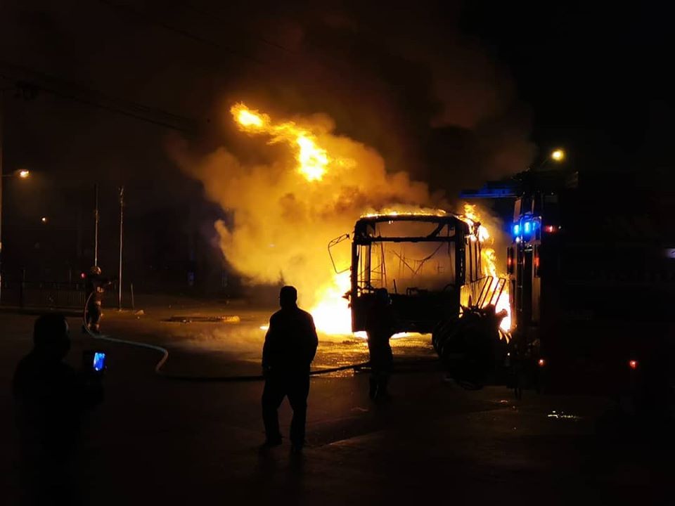 La imagen puede contener: noche, fuego y exterior