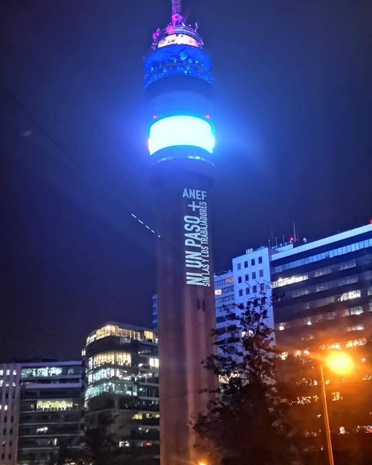 La imagen puede contener: noche, cielo, rascacielos y exterior