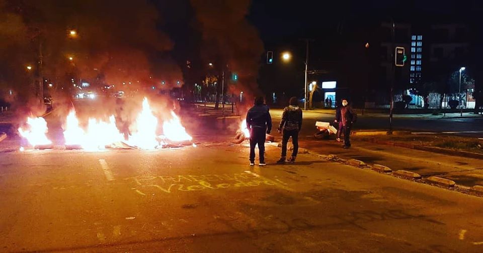 La imagen puede contener: una o varias personas, noche, fuego, cancha de básquet y exterior