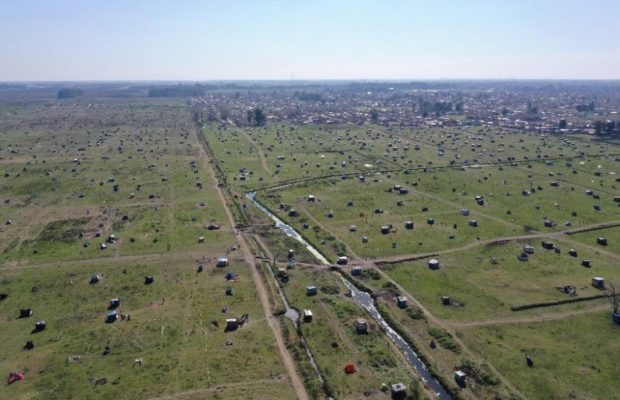 Argentina. La toma de tierras de Guernica visto por el ojo de un excelente fotógrafo