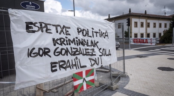 Carteles frente a Martutene para denunciar lo ocurrido. (Gorka RUBIO/FOKU)