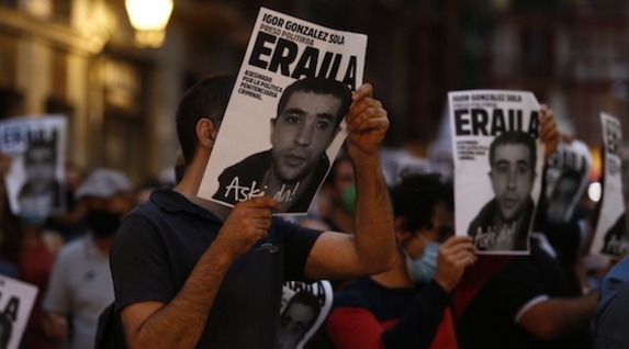 Carteles en la manifestación de Bilbo. (Aritz LOIOLA/FOKU)