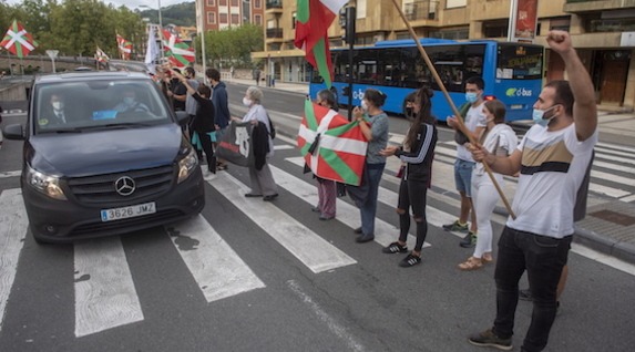 Ciudadanos ante el coche que ha trasladado el cuerpo del preso vasco. (Gorka RUBIO/FOKU)