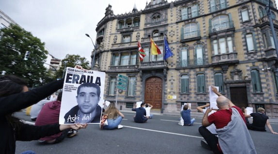 Sentada en frente la Subdelegación del Gobierno español en Bilbo. (Aritz LOIOLA/FOKU)