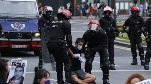 La Ertzaintza ha identificado a las personas que han participado en la sentada. (Aritz LOIOLA/FOKU)