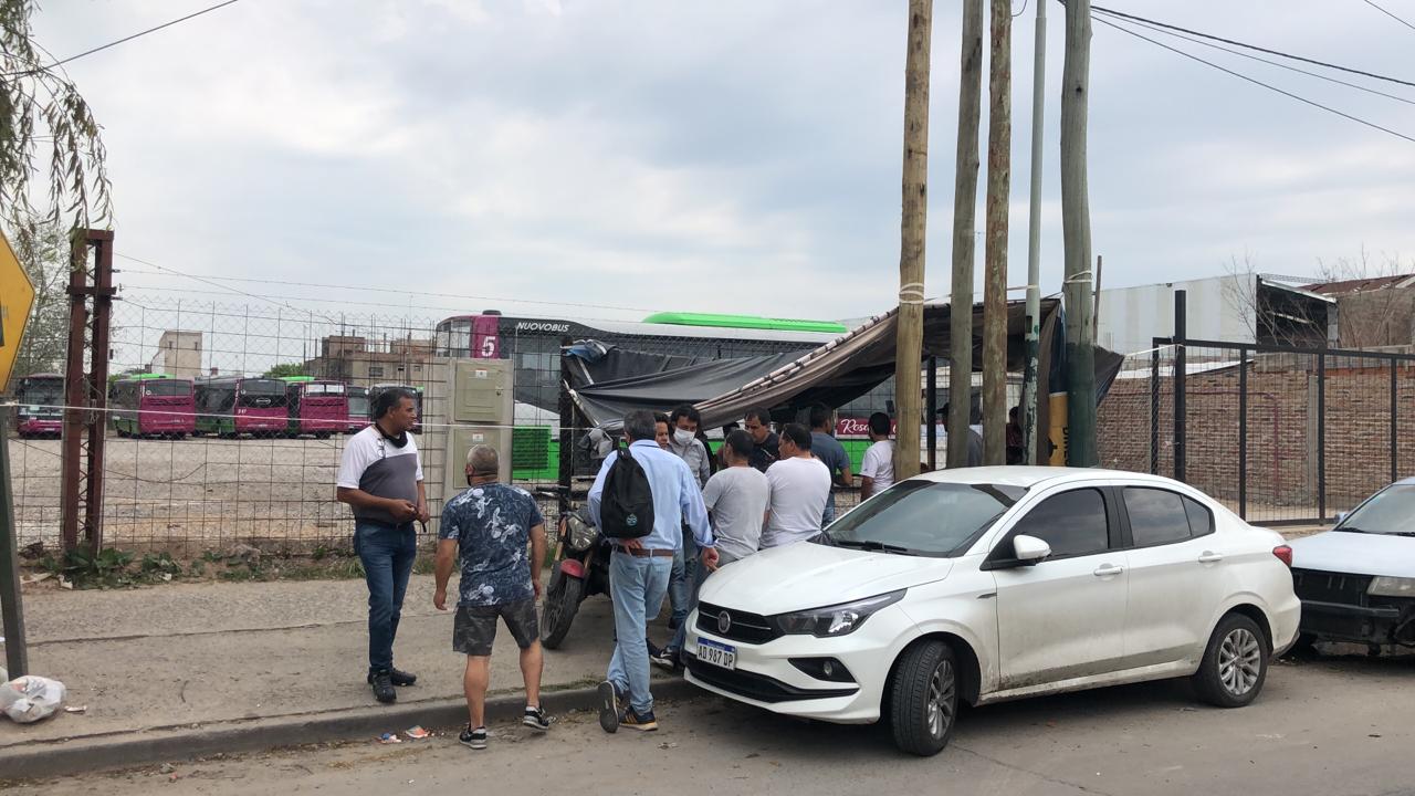 La nueva empresa no pag&oacute; lo adeudado a los choferes y la L&iacute;nea 145 sigue de paro