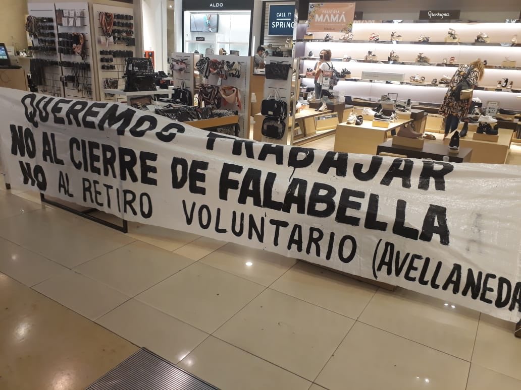 Trabajadores de Falabella tomaron el local de la calle Florida, piden doble indemnizaci&oacute;n por "despidos encubiertos"