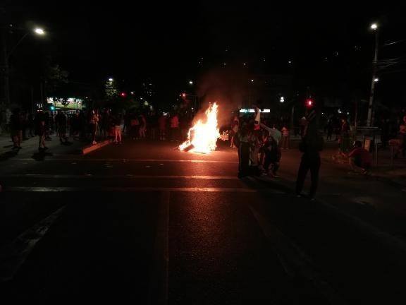 La imagen puede contener: una o varias personas, noche y fuego