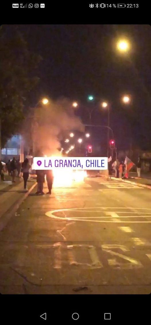 La imagen puede contener: cancha de b&aacute;squet, noche y exterior