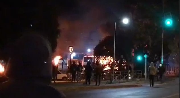 La imagen puede contener: una o varias personas, personas en el escenario y noche