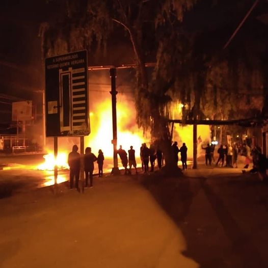 La imagen puede contener: noche, fuego y exterior