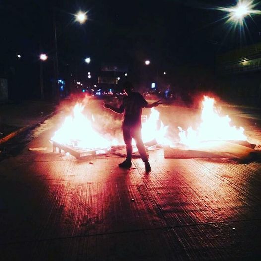 La imagen puede contener: noche y fuego