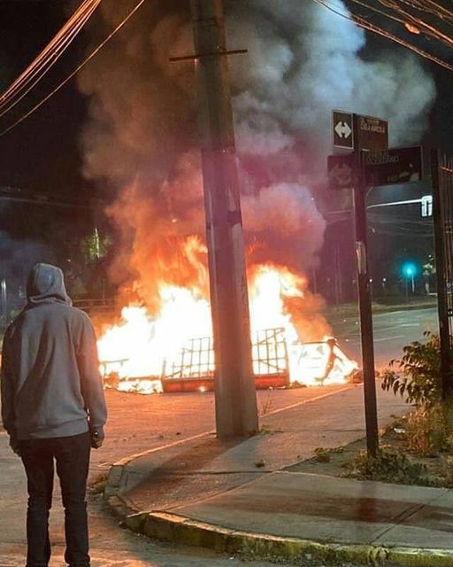 La imagen puede contener: fuego y exterior