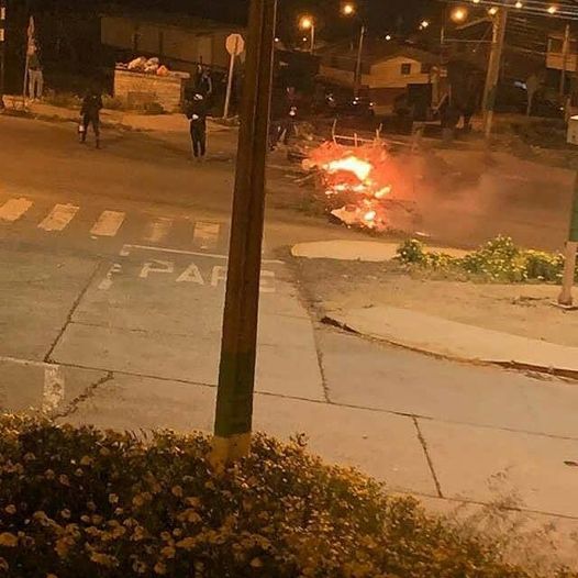 La imagen puede contener: personas de pie y exterior