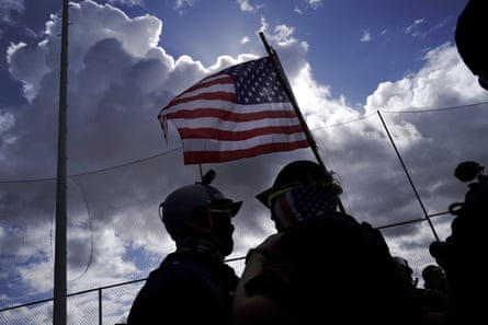 Un miembro de los Proud Boys, a la derecha, intenta que un contramanifestante abandone un mitin de Proud Boys en Portland en septiembre.