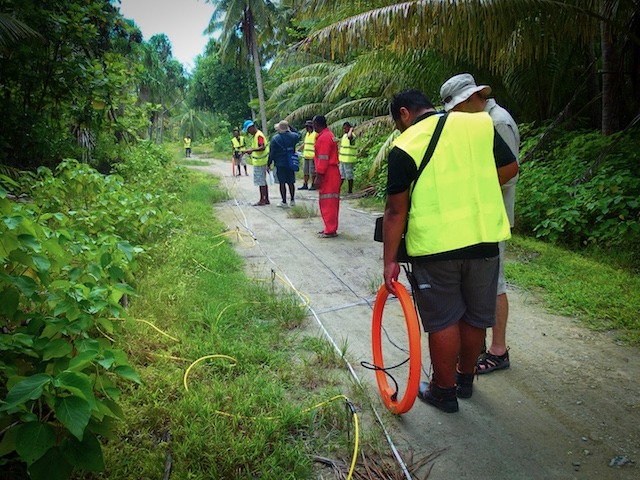 Personal del Departamento de Obras P&uacute;blicas de Tuvalu realiza estudios geof&iacute;sicos para identificar el grosor de la capa de agua subterr&aacute;nea dulce para determinar el potencial de desarrollo de agua subterr&aacute;nea. Foto: Cortes&iacute;a de la Comunidad del Pac&iacute;fico
