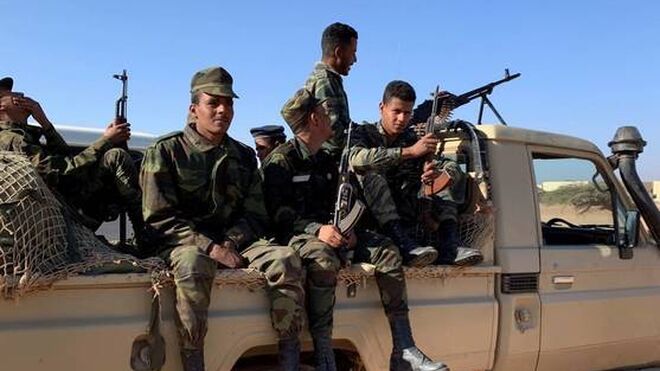 Soldados saharauis patrullan las 'zonas liberadas' próximas al muro de separación con Marruecos.