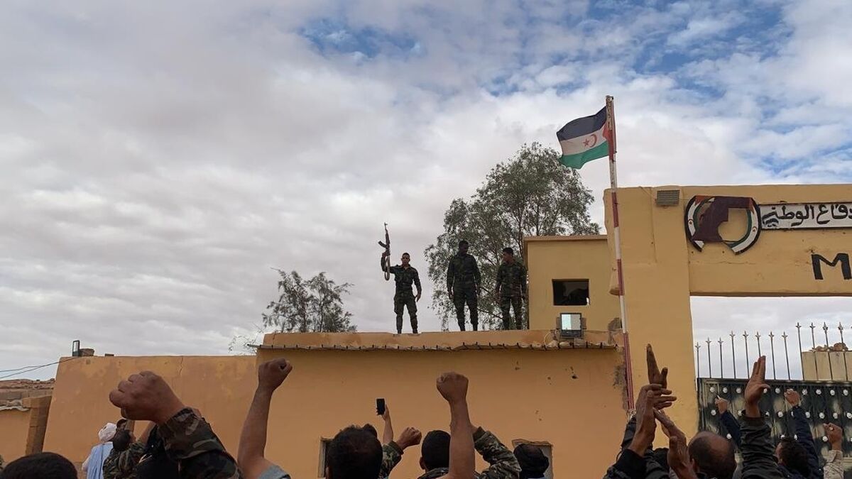 Simpatizantes del Frente Polisario responden a una arenga en uno de los campos de refugiados saharauis en Rabuni, Argelia, este viernes.