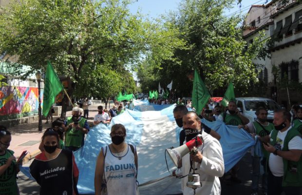 Argentina. Resumen Gremial: Municipales jujeños marcharon hasta el palacio de Morales contra la represión y por salarios dignos / Aceiteros y Recibidores de Granos vuelven a paralizar la industria aceitera y la exportación de granos / Estatales de Mendoza peleando por aumentos salariales