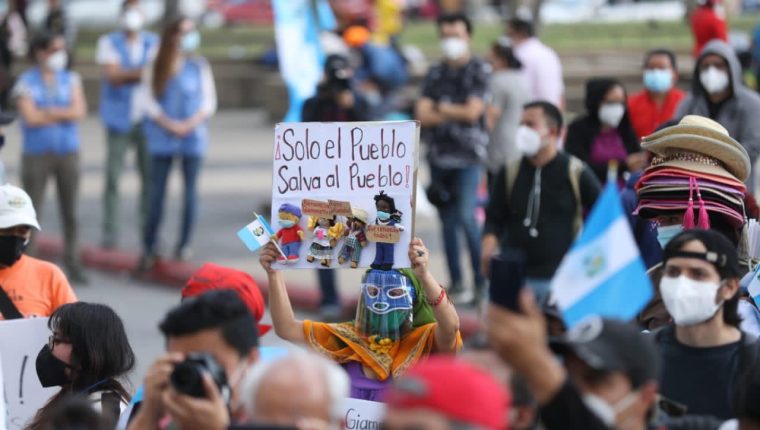Guatemaltecos muestran su rechazo a funcionarios de los organismos de Estado y sus acciones. (Foto Prensa Libre: Fernando Cabrera)