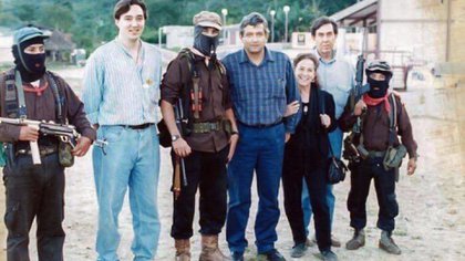 L&oacute;pez Obrador, junto al entonces subcomandante Marcos en 1994, a&ntilde;o del levantamiento del EZLN (Foto: instagram @lopezobrador)