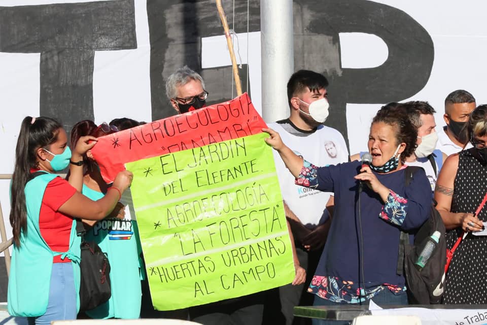 Puede ser una imagen de 2 personas y personas de pie