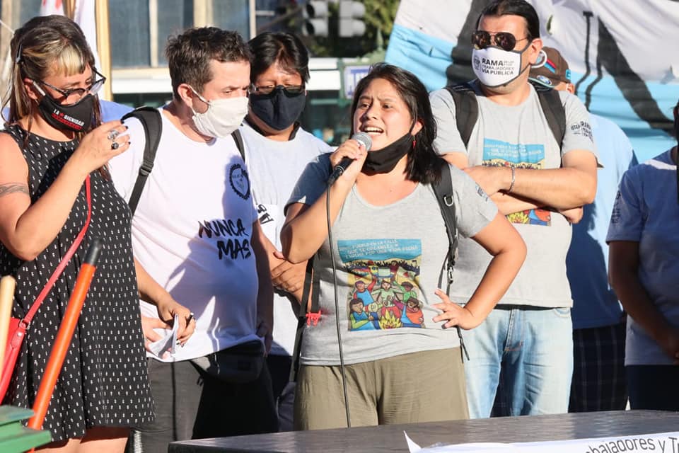 Puede ser una imagen de 1 persona, de pie y al aire libre
