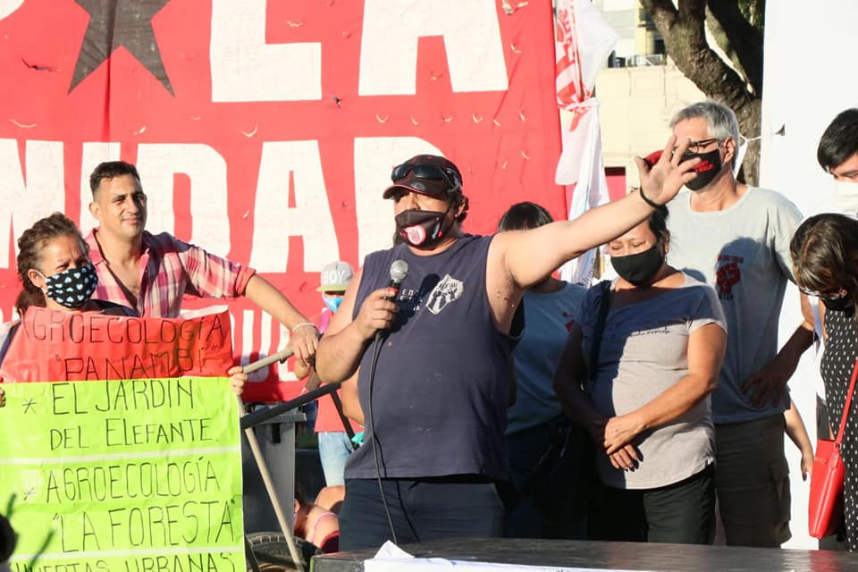 Puede ser una imagen de 1 persona, de pie y al aire libre