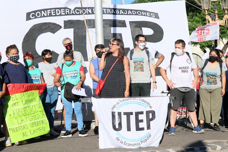 Puede ser una imagen de 1 persona, de pie y al aire libre