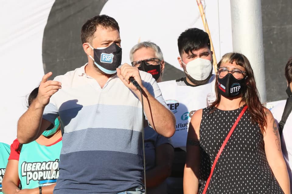 Puede ser una imagen de una o varias personas y personas de pie