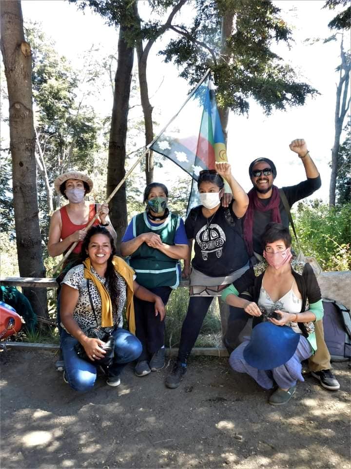 Puede ser una imagen de 3 personas, personas sentadas, personas de pie, &aacute;rbol y al aire libre