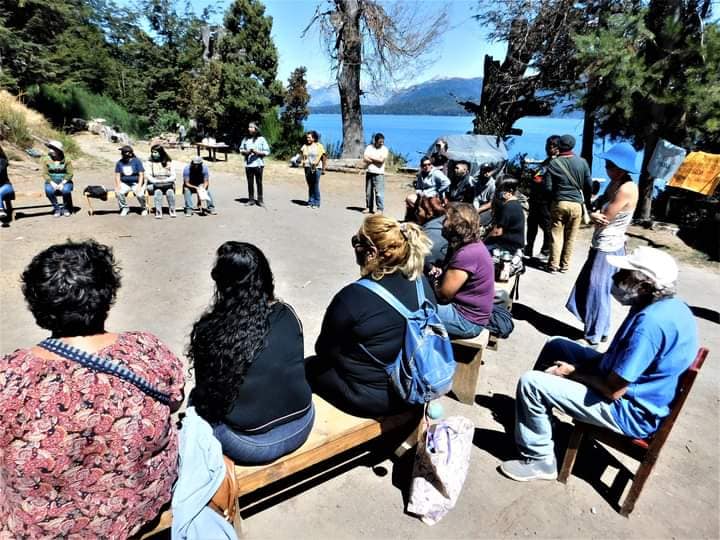 Puede ser una imagen de una o varias personas, personas de pie, personas sentadas, al aire libre y &aacute;rbol