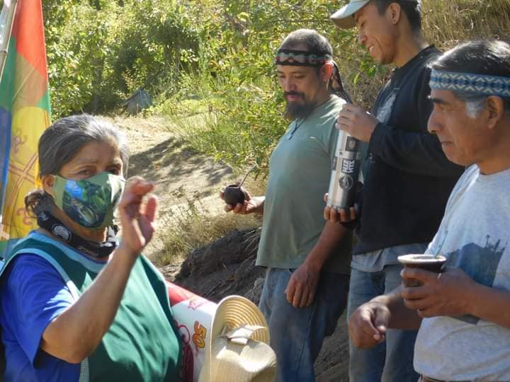 Puede ser una imagen de 4 personas, personas sentadas, personas de pie y al aire libre