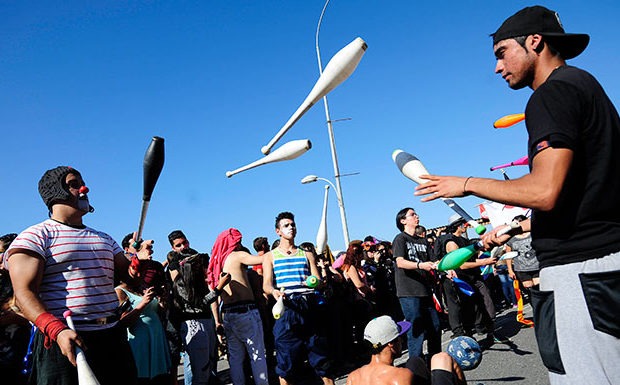 Chile. Decenas de artistas callejeros rindieron homenaje a su compañero asesinado