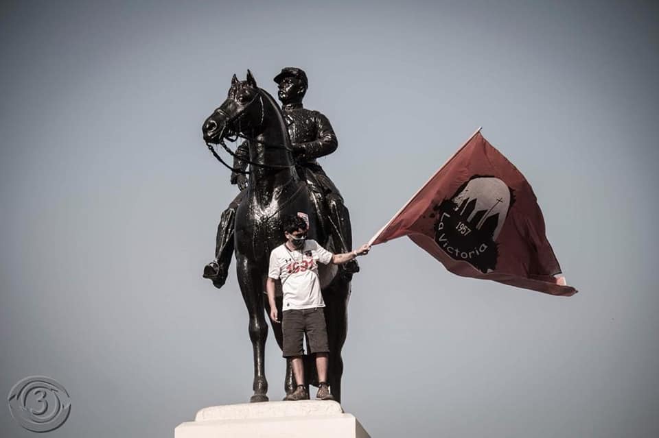 Puede ser una imagen de una o varias personas, personas de pie y monumento