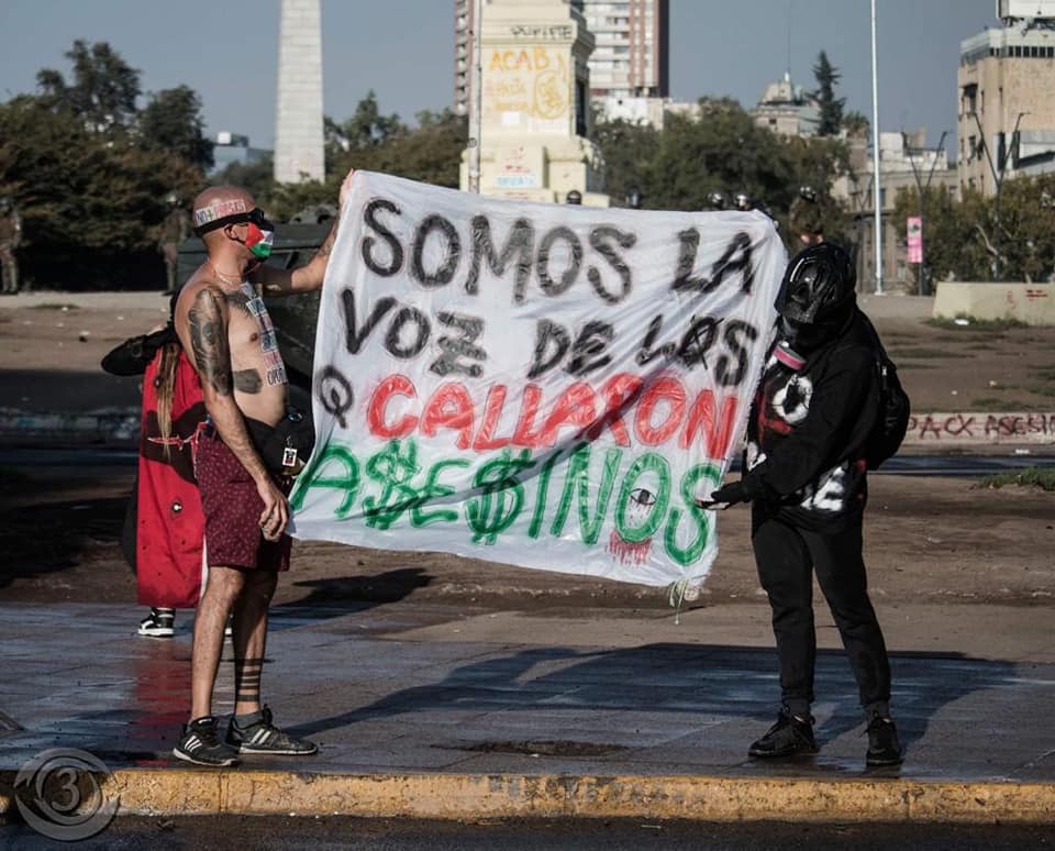 Puede ser una imagen de una o varias personas, personas de pie y al aire libre
