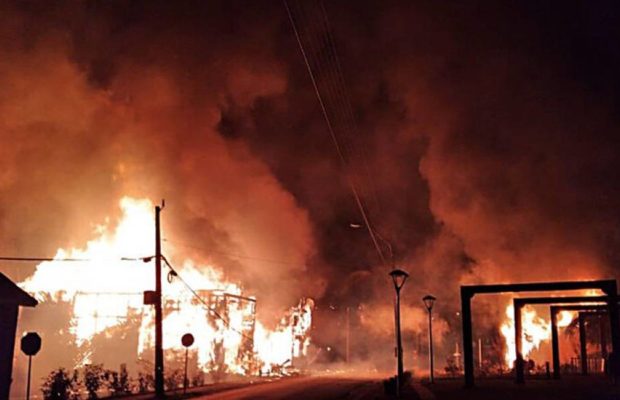 Chile. Queman Municipalidad, la comisaría y Correos de Panguipulli tras asesinato por parte de Carabineros de un joven malabarista (videos)