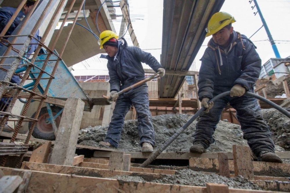 Las horas trabajadas en Argentina se derrumbaron un 20% durante la pandemia