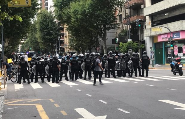 Argentina. Repudian represión frente a la embajada de Paraguay /Hablan abogadas de lxs detenidxs (video)
