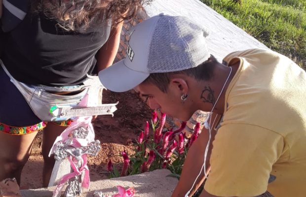 Paraguay. Delegación internacional de DD.HH visitó la tumba de las niñas fusiladas por el ejército