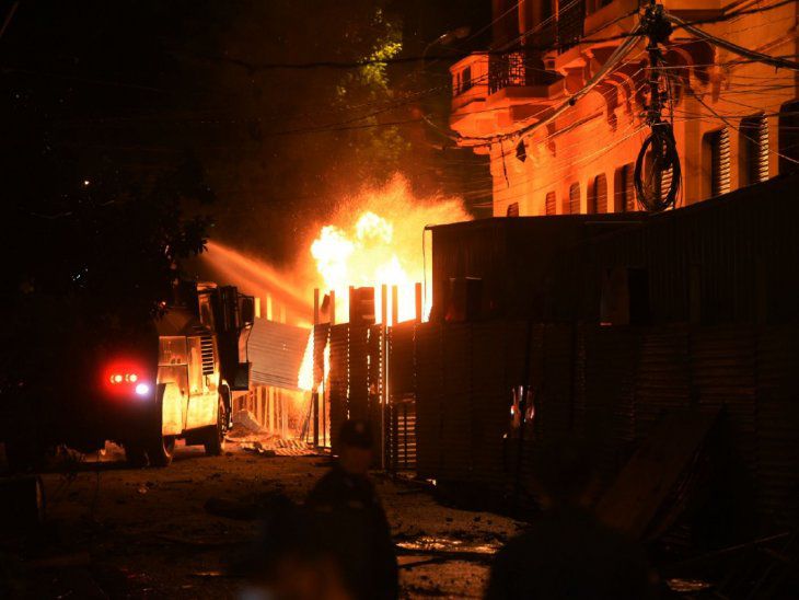 Fuego. En las inmediaciones del Ministerio de Hacienda manifestantes prendieron fuego. Fuego. En las inmediaciones del Ministerio de Hacienda manifestantes prendieron fuego.